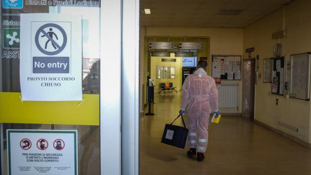 Los hospitales en Italia están al borde del colapso, en las zonas del norte, como Lombardía. En imagen, un centro sanitario en Codogno, la «zona cero» de la pandemia en el país europeo más golpeado por el Covid-19 hasta el momento