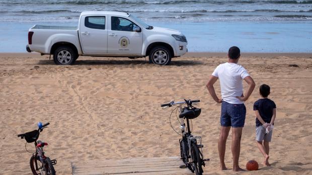 Un padre y su hijo, en una playa de Huelva