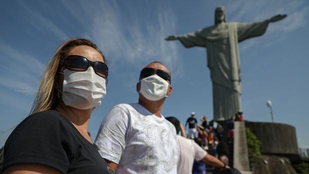 Turistas disfrutan de una visita a la estatua del Cristo Redentor, en Río de Janeiro, Brasil