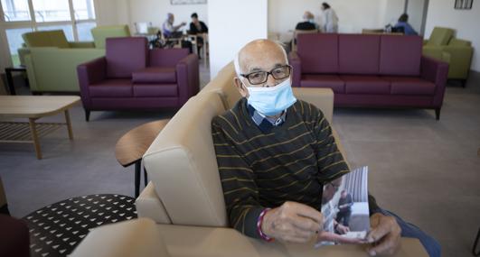 Vicente Bernal muestra la foto con su amigo Antonio, fallecido por coronavirus