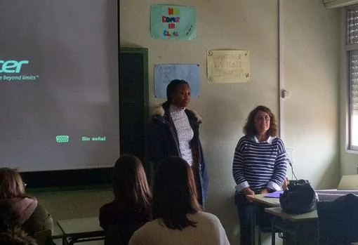 Adama Kamara junto a Estrella Giménez en una charla escolar