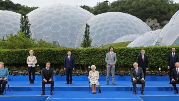 Críticas al acuerdo del G-7 de donar mil millones de vacunas a los países pobres
