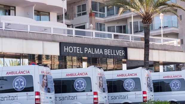 Entrada al hotel Palma Bellver, donde están aislados los jóvenes