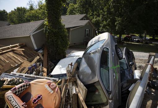 Coches apilados y escombros producidos por las lluvias en Tennessee