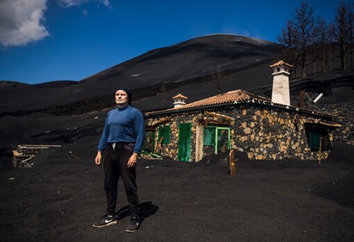 Vicente Leal posa delante de su casa. El volcán, apagado, detrás