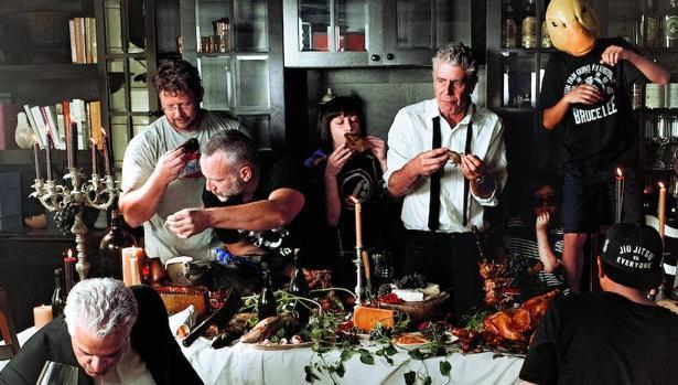 Bourdain y su equipo, fotografiados por Bobby Fischer.