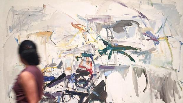 Una mujer se detiener ante la obra de Joan Mitchell «St. Hilaire»