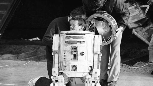 El actor Kenny Baker junto a su personaje, R2D2