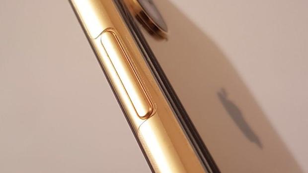 Un Iphone X Banado En Oro De 18 Quilates