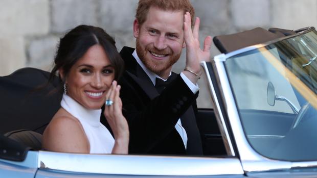 Los duques de Sussex montados en el famosos Jaguar