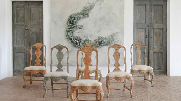 Obra de Guillem Nadal 200 x 190 cm y set de sillas suecas del siglo XXVIII