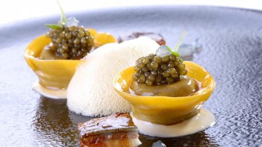 Ravioli de wagyu y anguila glaseada, crema yodada, raifort y caviar de Lasarte