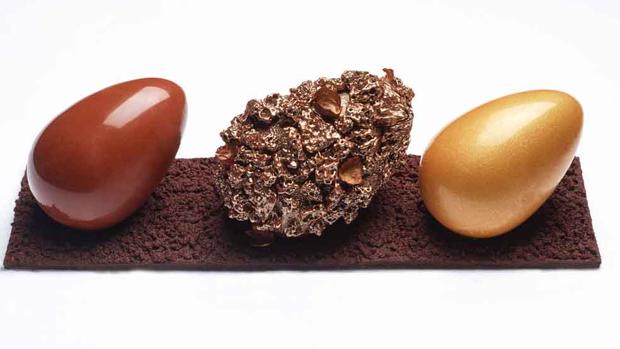Declinación de tres huevos de chocolate de Le Boudoir del Hotel Crillon, en París