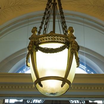 El farol de la entrada del edificio