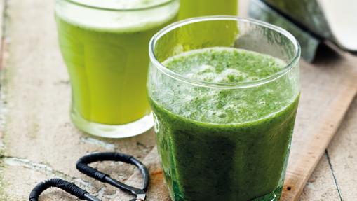 Batido de perejil, naranja y berros, una de las recetas del libro ‘Zumos verdes’ de Nicola Graimes