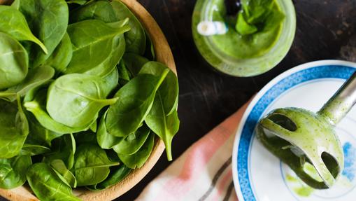 Las espinacas, el kale o el pepino, imprescindibles en los zumos verdes