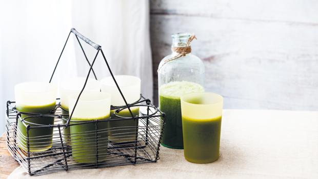 Zumo de piña y manzana con espinacas, una de las recetas del libro ‘Zumos verdes’ de Nicola Graimes
