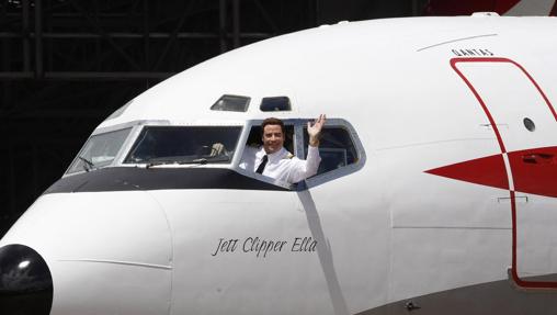 El actor posa en su avión privado en 2010