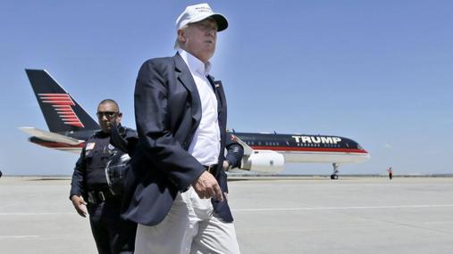 Donald Trump captado frente a uno de sus aviones