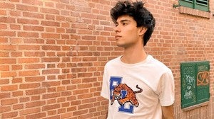 Camisetas, ¿escote de pico o de cuello redondo?