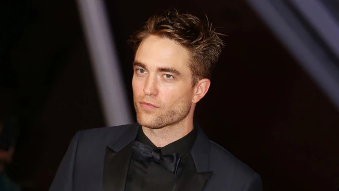 Robert Pattinson también se caracteriza por una mandíbula prominente, otro rasgo cada vez más pedido en las consultas de estética