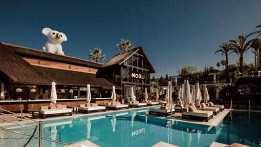 El nuevo pool club y restaurante Mogli, en Nueva Andalucía.