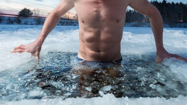 Sumergirse en una bañera helada es tendencia, pero hay que saber hacerlo y controlar la respiración es básico.