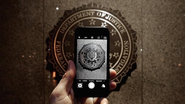 Un iPhone frente a la placa del FBI
