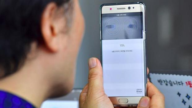 Una persona utiliza un teléfono móvil Note 7