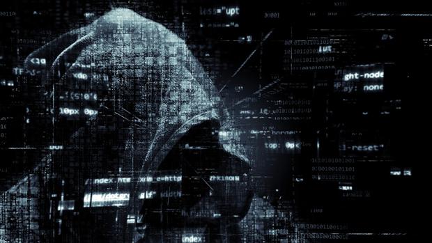 Fotomontaje de un ciberdelincuente intentando romper las barreras de ciberseguridad