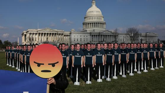 Manifestantes de Avaaz.org han instalado docenas de figuras de cartón del CEO de Facebook fuera del Capitolio de los Estados Unidos en Washington