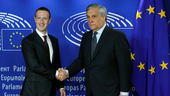 El CEO de Facebook, Mark Zuckerberg, estrecha la mano del presidente del Parlamento Europeo, Antonio Tajani, en el Parlamento Europeo, en Bruselas