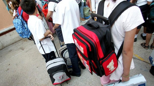 Niños en la entrada de un colegio