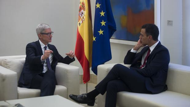 El Presidente del Gobierno, Pedro Sánchez, con Tim Cook, CEO de Apple, en La Moncloa