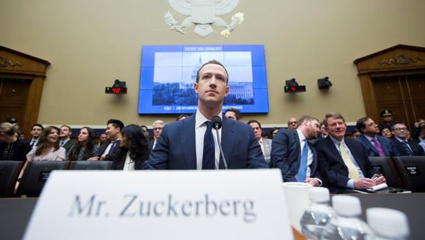 Imagen de archivo de Zuckerberg cuando testificó en el Senado de EE.UU. por la filtración masiva de Cambridge Analytica