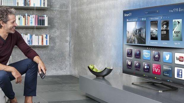 Una persona se encuentra ante una televisión inteligente para el salón