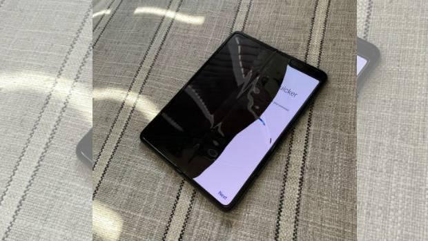 Así quedó la pantalla del Samsung Galaxy Fold que estaba probando el periodista de Bloomberg