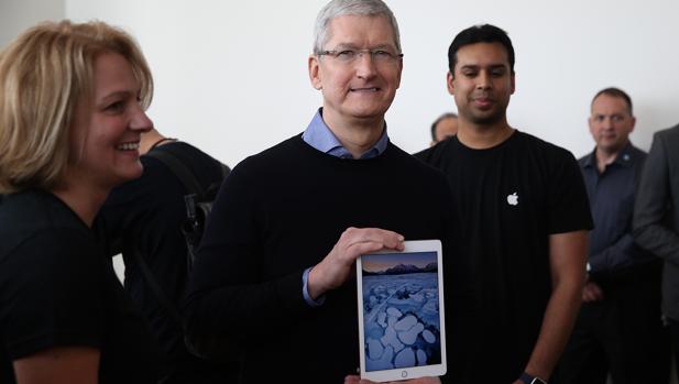 Tim Cook posa con un iPad Pro en 2017