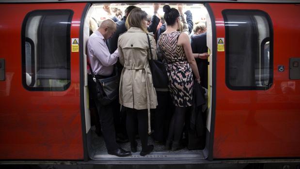 Vagón en el metro de Londres en hora punta