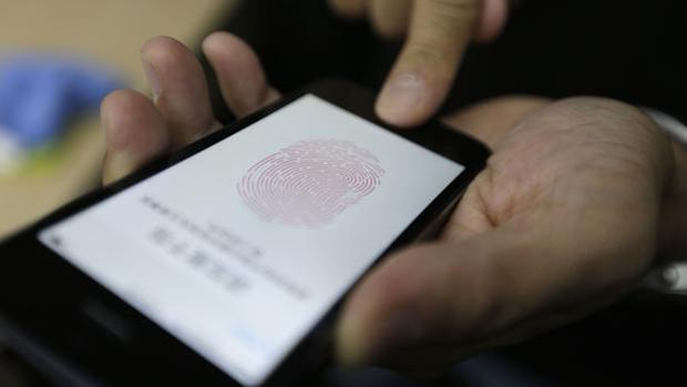 Trucos para proteger la contraseña de tu «smartphone» y que no te roben los datos