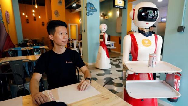 Interior del restaurante Crensa, en donde se puede ver a los dos robots con los que cuenta el establecimiento