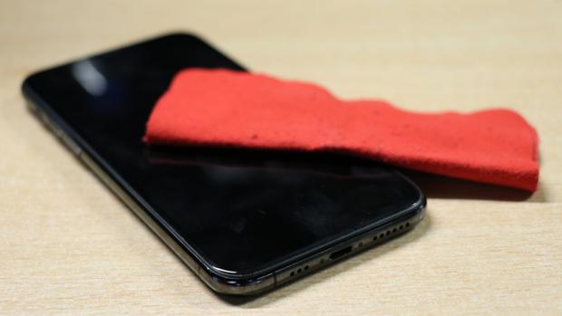 Una persona limpia su teléfono móvil
