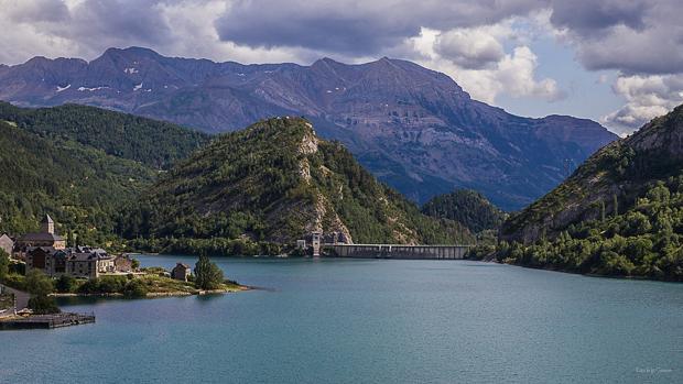Embalse de Lanuza, con la localidad del mismo nombre a la izquierda