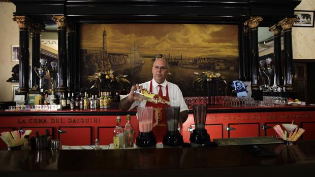 Un barman prepara un daiquiri en Floridita