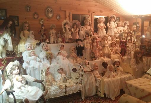 La colección de muñecas de T. M., tal como están ahora, en su domicilio de Sevilla