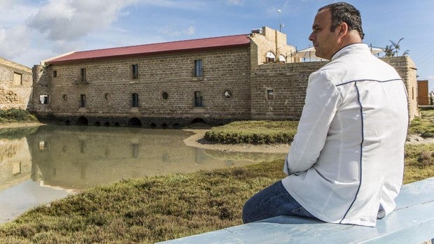 Ángel León, junto al molino donde instaló su restaurante Aponiente