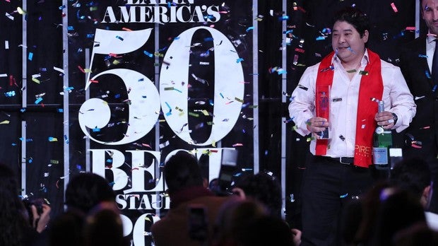 El chef del restaurante peruano Maido, Mitsuharu Tsumura, recibe el premio al mejor restaurante de América Latina