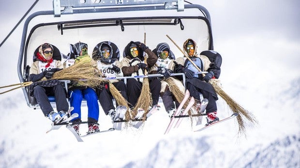 Participantes en la carrera de brujas que se celebra en enero en el Valais