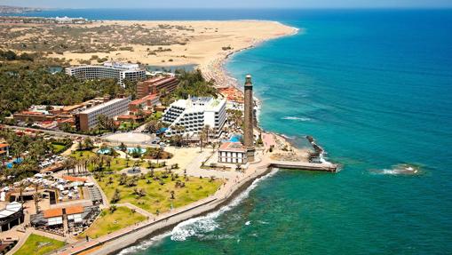 Viosta aérea del Faro de Maspalomas, rodeado de una espectacular zona de dunas