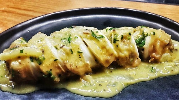 Calamar de la ría guisado como unas patatas a la importancia con salsa de albariño del Salnés y azafrán; relleno de butifarra negra, sus pata, en Auga e Sal